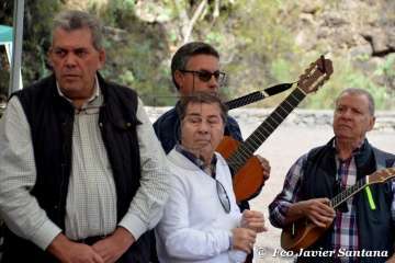 Emotivo acto de descubrimiento de la placa del pasaje que recuerda al periodista Adolfo Santana en Cernícalos (Foto TA)